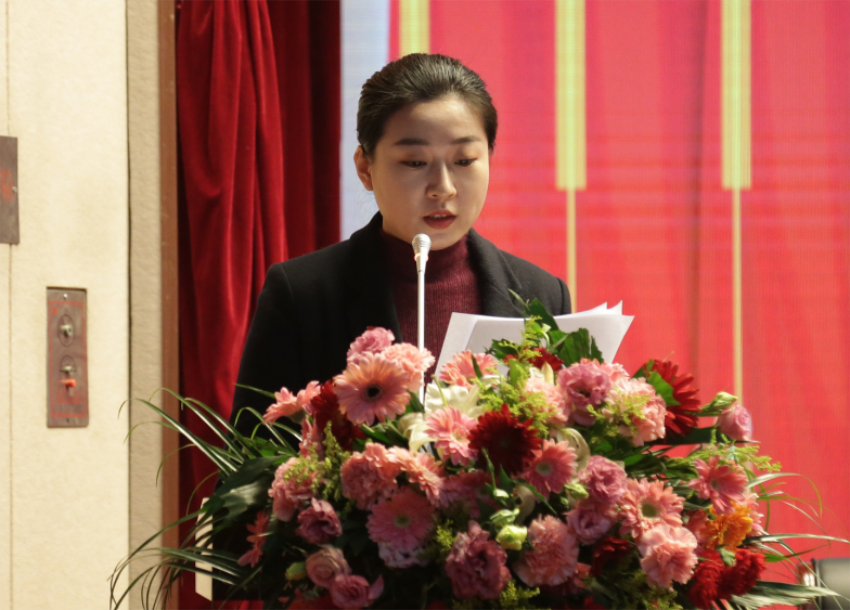 江南电子网站(中国)官方网站第一届党委班子选举大会---于丽娜同志宣读大会关于通过党委和纪委报告的决议